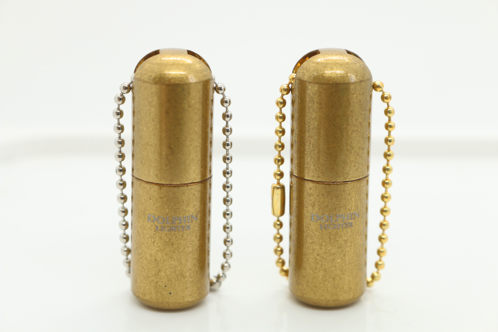 ไฟแช็คน้ำมัน Dolphin แบบแคปซูลกันน้ำ สีทอง สายห้อยสีทอง