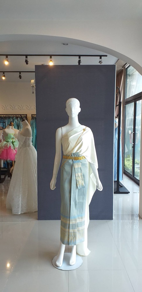 เช่า ชุดไทย ชุดเพื่อนเจ้าสาว ชุดไทยผ้าซิ่นสีฟ้า สไบเรียบสีงาช้าง