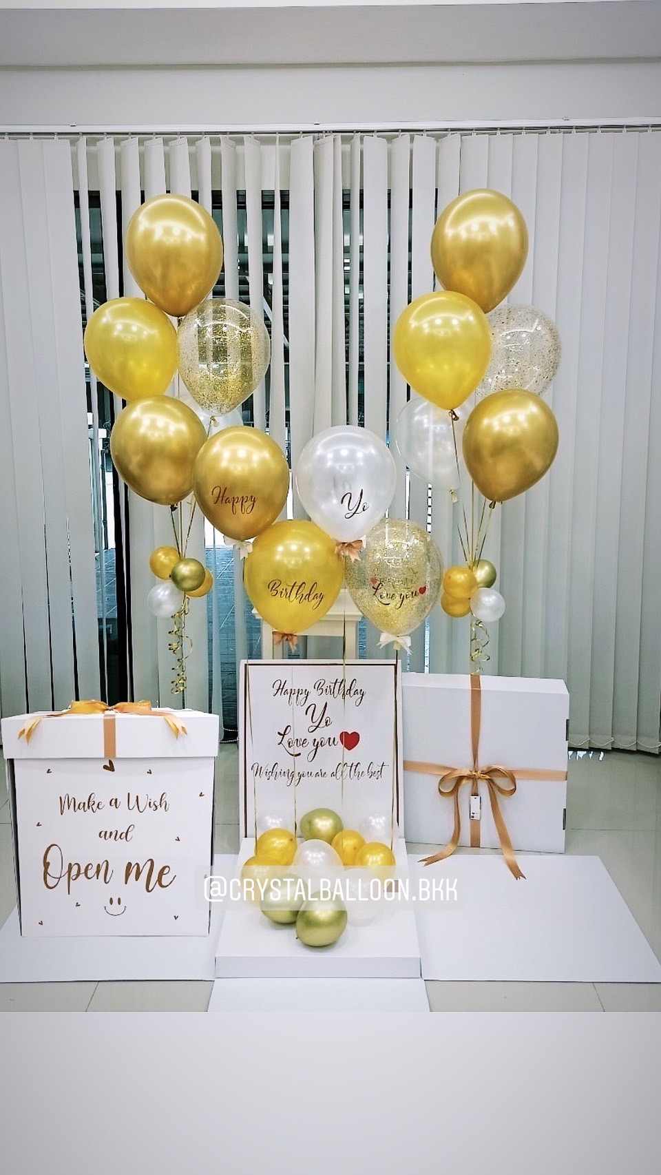 Happy Birthday Surprise Box Theme สีทอง พร้อมตกแต่ง ลูกโป่ง 4 ลูก,ลูกโป่งใส ใส่กลิตเตอร์,ช่อลูกโป่ง 5 ลูก 2 ช่อ,สามารถใส่รูปได้ 3 ใบ สามารถเปลี่ยนสีลูกโป่ง/เปลี่ยนข้อความได้