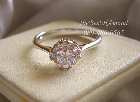***แหวนเพชรเม็ดเดี่ยวจริงๆ ขนาดประมาณ 1กะรัต(6 มม). เป็นแบบที่ classic ทุกยุคทุกสมัยค่ะ งานทองขาว 24 K หนา 5ไมครอน BR917 RD