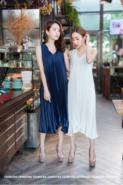 พร้อมเช่า เดรสแขนกุดอัดพลีท ผ้าสวยเงา เนื้อผ้าหนา นิ่ม ใส่สบาย สีกะปิ