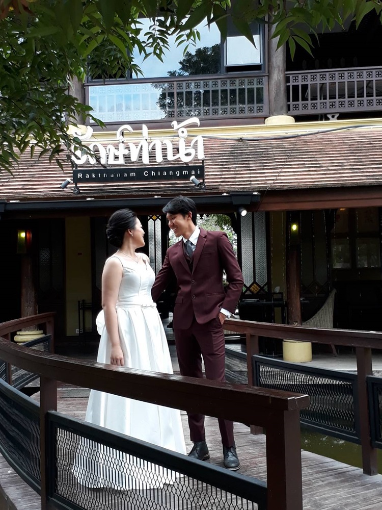 พร้อมเช่า ชุดราตรียาว แบบแขนกุด ผ้าซาตินเรียบหรู แต่งโบว์2ชั้น ช่วงเอว สีขาว (เชือกผูกหลัง)