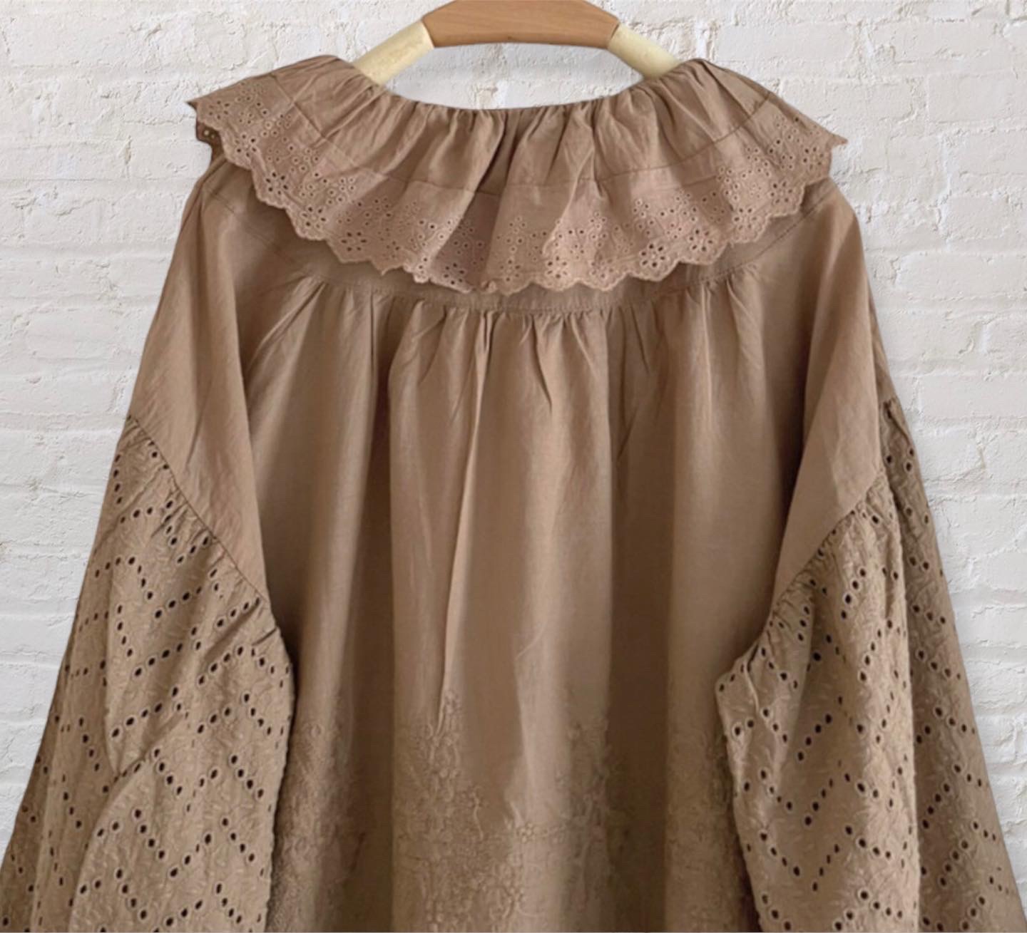 เสื้อผ้าฝ้ายลายปักลูกไม้แต่งคอระบาย