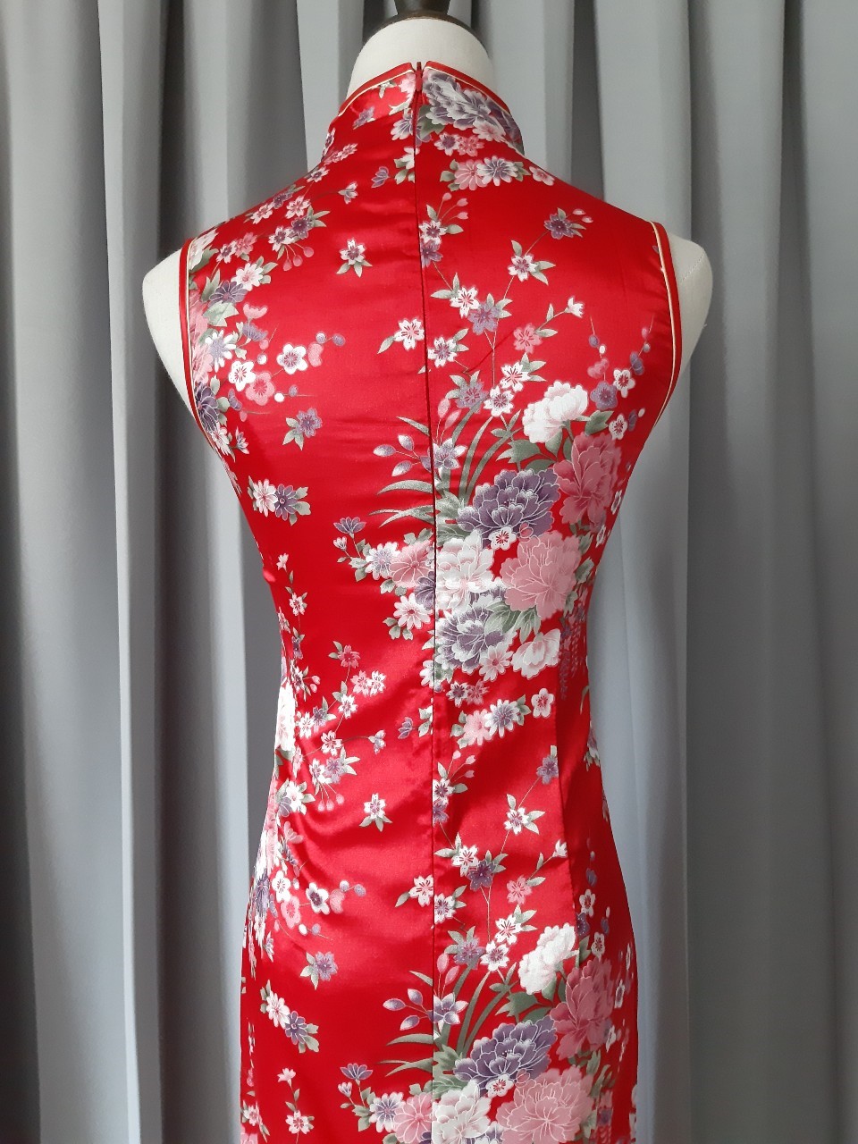 Pre-order กี่เพ้า ผ้าแพร สีแดง พิมพ์ลายดอกไม้ ตัดเย็บอย่างดี