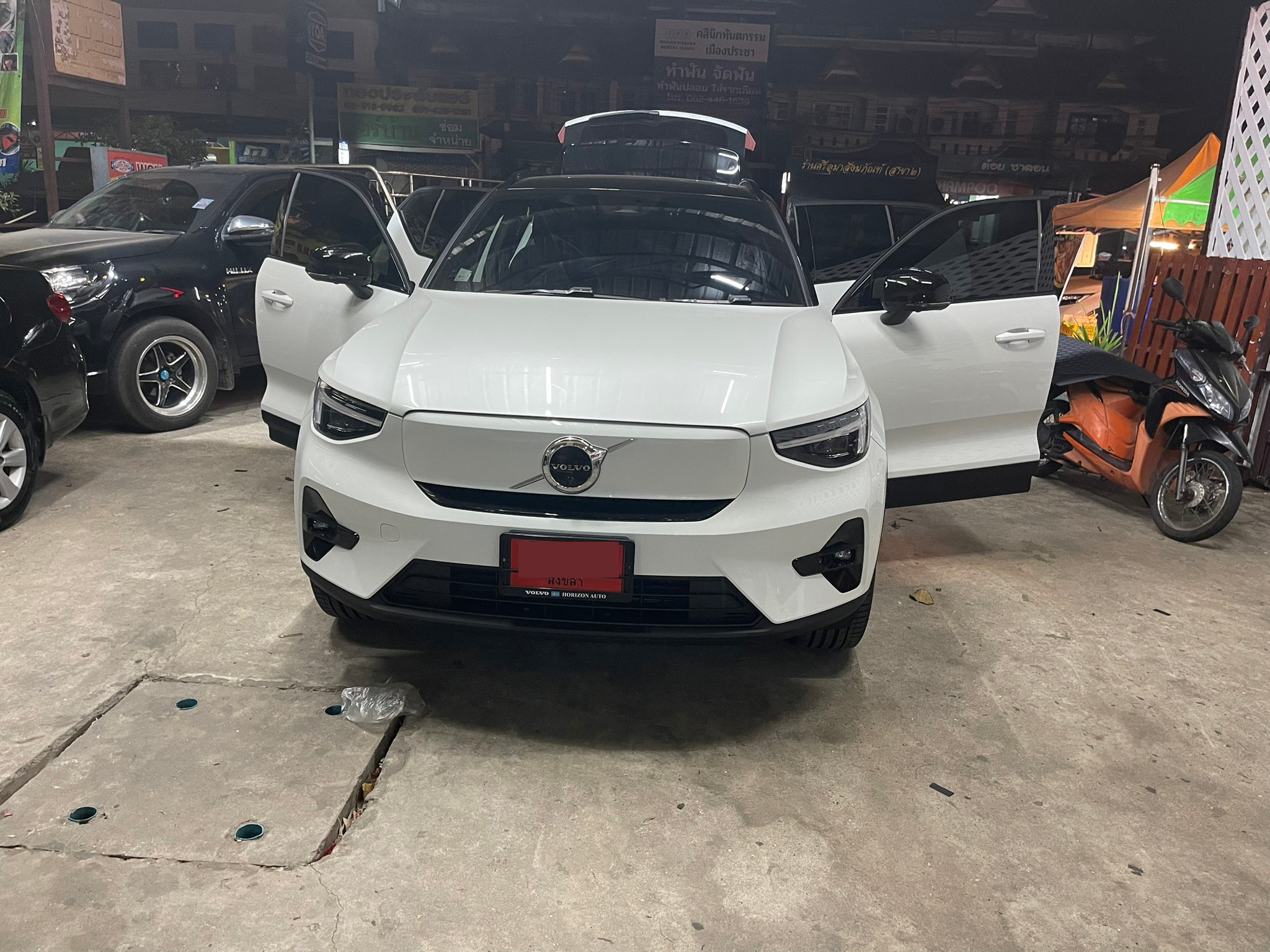 พรมปูพื้นรถยนต์ Volvo XC40 Recharge 2024 ปูพรมVVIP สีดำด้ายดำ เสริมด้วยพรมไวนิลดักฝุ่นสีเทา เต็มคัน