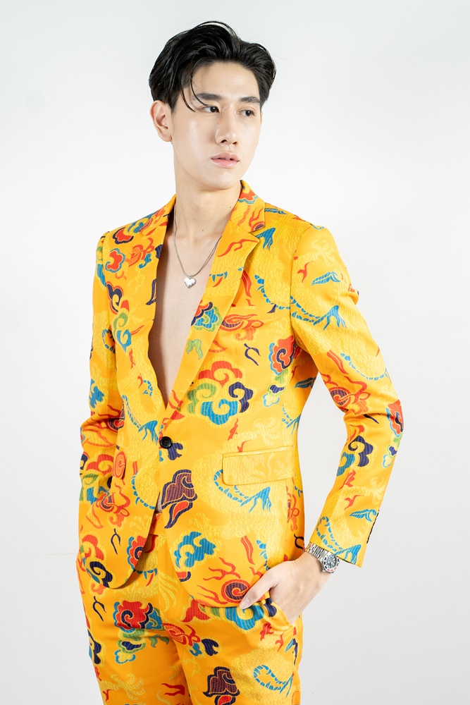 พร้อมเช่า ชุดสูทจีนชาย สีเหลืองทอง พิมพ์ลายกราฟฟิก สไตล์จีน *ไม่มีเสื้อกั๊ก*