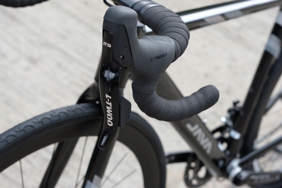 จักรยานเสือหมอบ JAVA AURIGA ชุดขับ L-TWOO-R5 18speeds เฟรมอลูมิเนียม ซ่อนสาย ลบรอยเชื่อม แฮนด์อลูมิเนียม lntegrated 700c มีสินค้า 𝐒𝐢𝐳𝐞 𝟒𝟖