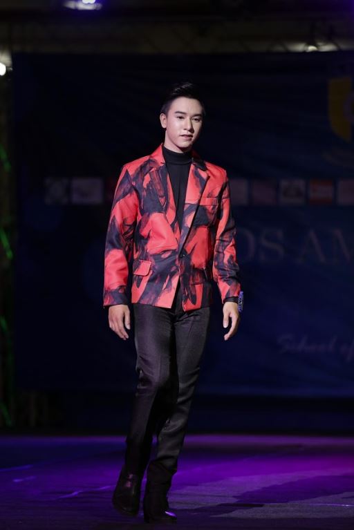 พร้อมเช่า เสื้อสูทชาย สีแดงดำ พิมพ์ลายหินอ่อน กับกางเกงสแลคดำ