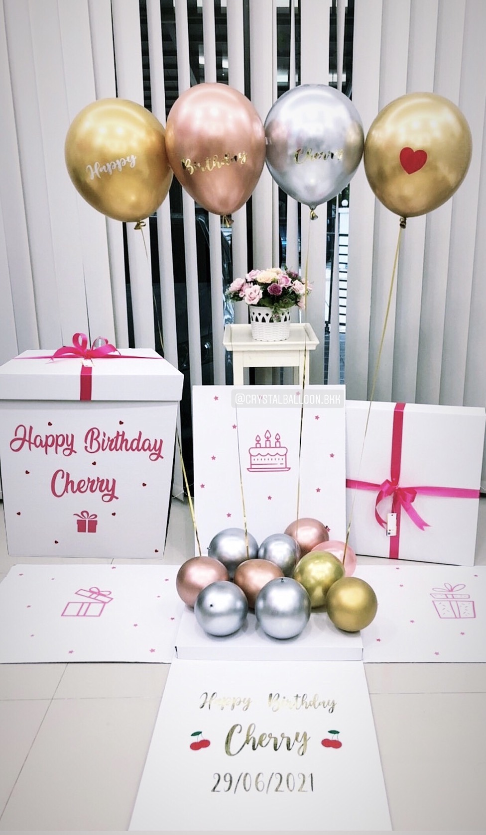 Happy Birthday Surprise Box กล่องเซอร์ไพรส์วันเกิด พร้อมตกแต่ง ช่อลูกโป่ง 1 ช่อ,สามารถใส่รูปได้ 2 ใบ สามารถเปลี่ยนสีลูกโป่ง/เปลี่ยนข้อความได้