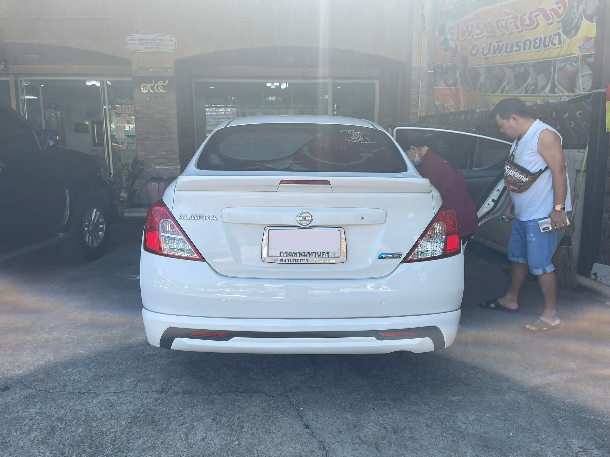 พรมปูพื้นรถยนต์ Nissan Almera ปูพรมVVIP สีดำด้ายทอง เสริมด้วยพรมไวนิลดักฝุ่นสีครีม