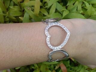 BL003RD กำไลหัวใจ 5 ห้อง ทันสมัย โฉบเฉี่ยว วัยรุ่นมาก ใส่ได้กับเสื้อผ้าเกือบทุกแบบเลย ตัวเรือนทำเป็นรูปหัวใจ 5 อัน โดยตรงกลางฝังเพชรดูโดดเด่น