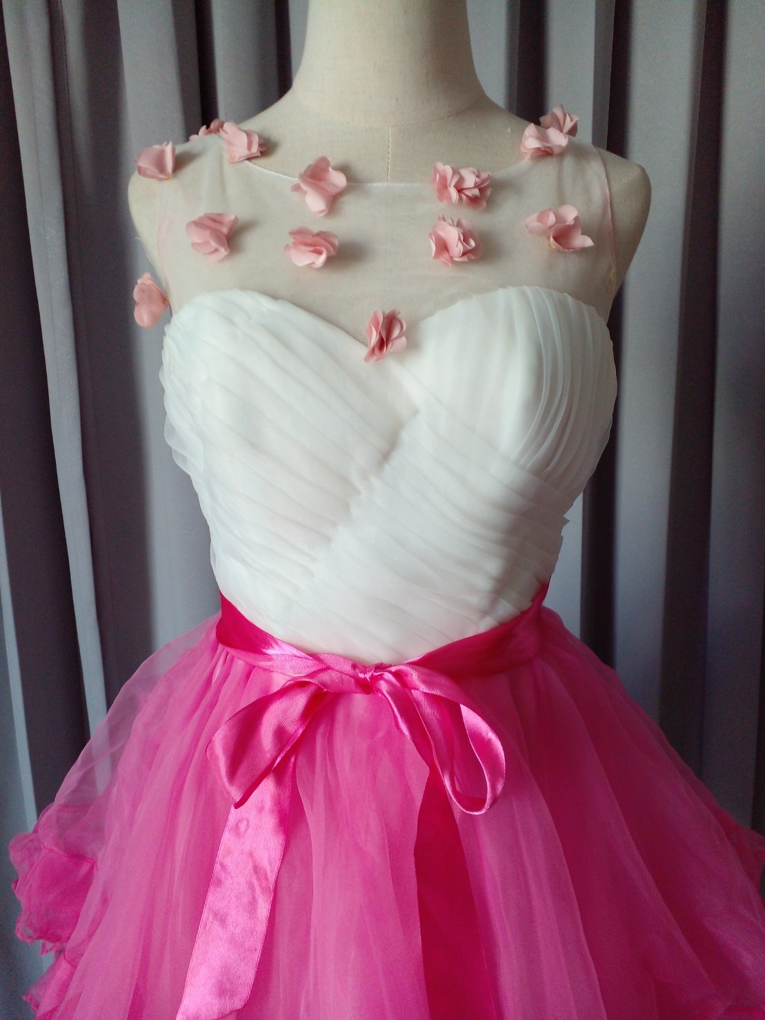 พร้อมเช่า ชุดแฟนซี ชุดราตรีสั้น กระโปรงผ้าแก้วย้วยพองฟู น่ารักมาก แต่งดอกไม้ช่วงอก สีชมพู