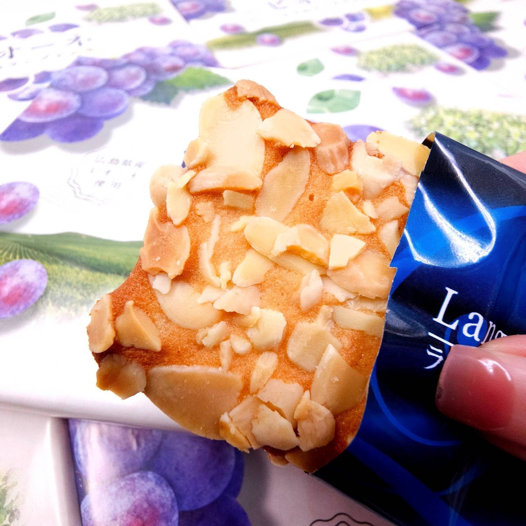 ขนมคุกกี้ลิ้นแมวญี่ปุ่นไส้ครีมองุ่นพิโอะเนะ Pione Kasane Langue De Chat 1 กล่อง 12 ชิ้น