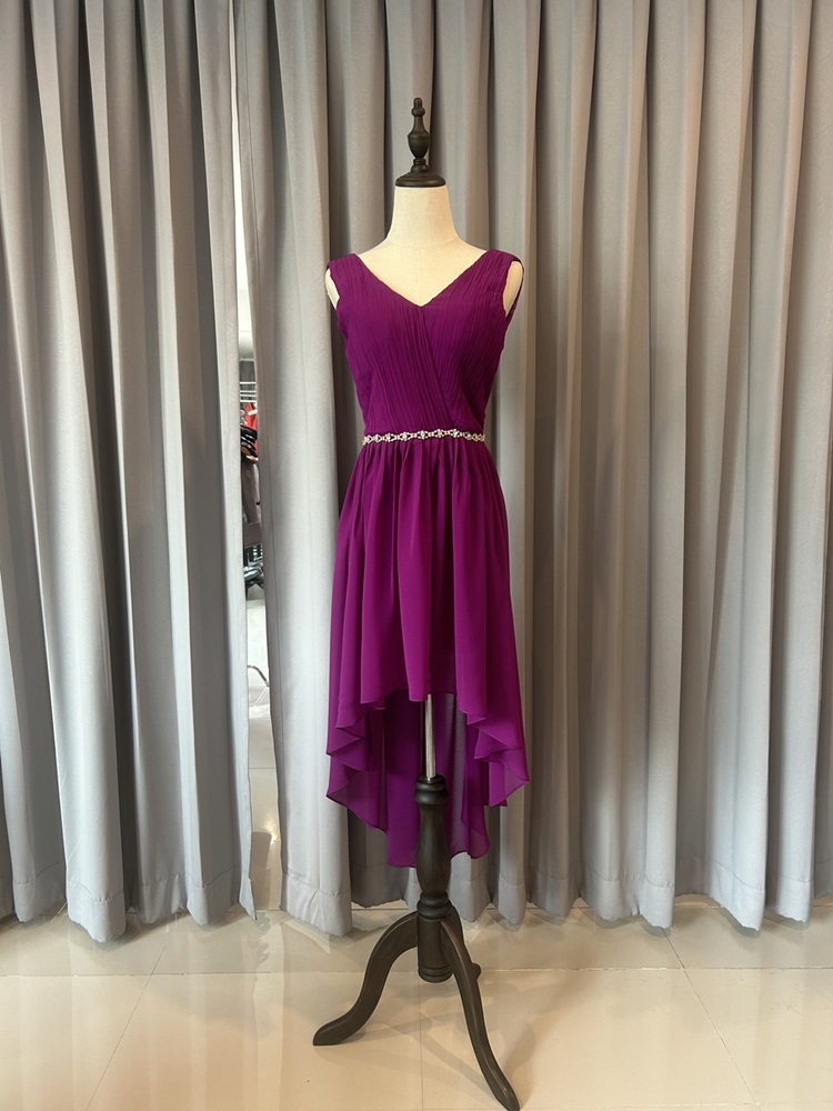 พร้อมส่ง ชุดราตรีสั้น แขนกุด หน้าสั้นหลังยาว สีม่วงเม็ดมะปราง คาดเอวคริสตัล