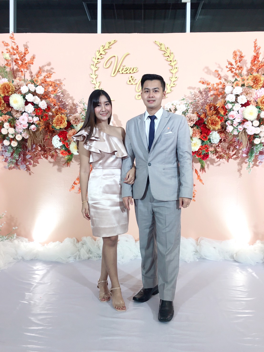 พร้อมเช่า ชุดเดรสสั้น เดรสบ่าเฉียง ผ้าดัชเชส แพทเทิร์นเนียบ ทรงสอบ ระบายบ่า สองชั้น สีทอง