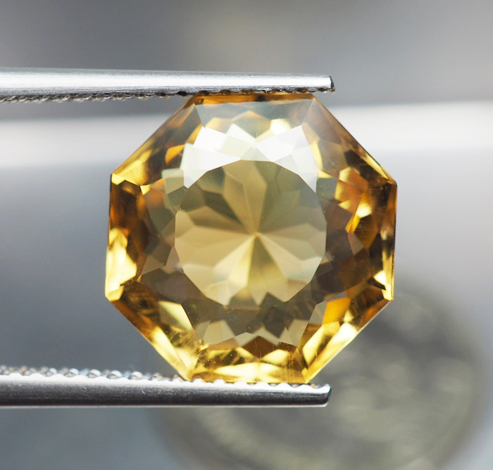 พลอยซิทรินสีเหลือง 4.96 กะรัตทรงแปดเหลี่ยม