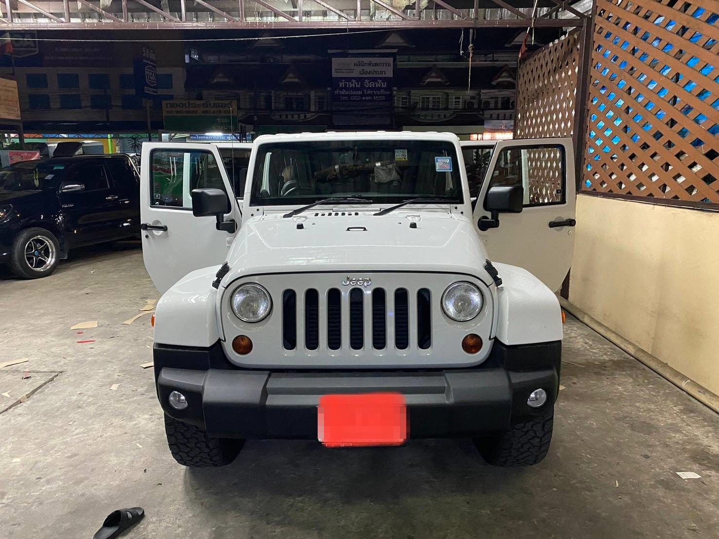 พรมรองเท้าในรถ jeep wrangler CRD 2014 ปูพรม7D สีดำด้ายแดง + พรมดักฝุ่นสีแดง เข้ารูป