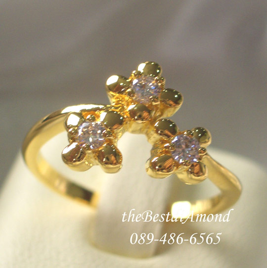 BR946+++แหวนดอกไม้ 3 ดอก+++แหวนน่ารักๆอีกวงค่ะ เป็นรูปดอกไม้ 3 ดอกวางเหมือนตัวV วางเหลื่อมๆกันเล็กน้อย ดูเก๋ไก๋น่ารักดีค่ะ