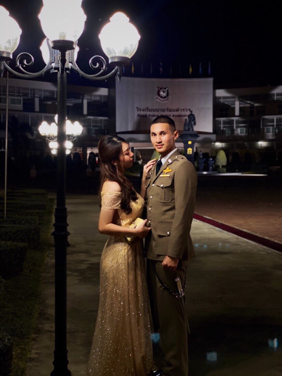 พร้อมเช่า ชุดราตรียาว แบบไหล่ปาดแขนสั้น สีทอง แต่งเม็ดกากเพชรทั้งชุด มาพร้อมเข็มขัดรูปใบไม้สีทอง หรูมาก