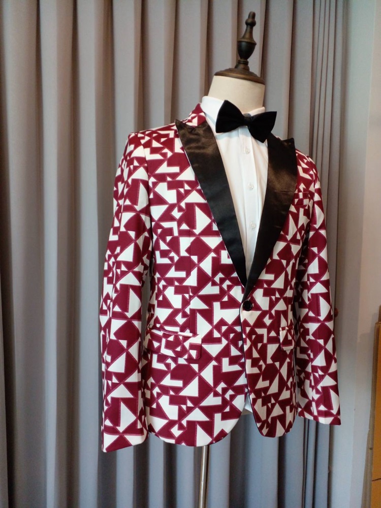 พร้อมเช่า เสื้อสูทชาย สีแดงขาว แต่งปกคอดำ พิมพ์ลายกราฟฟิก กับกางเกงสีดำ