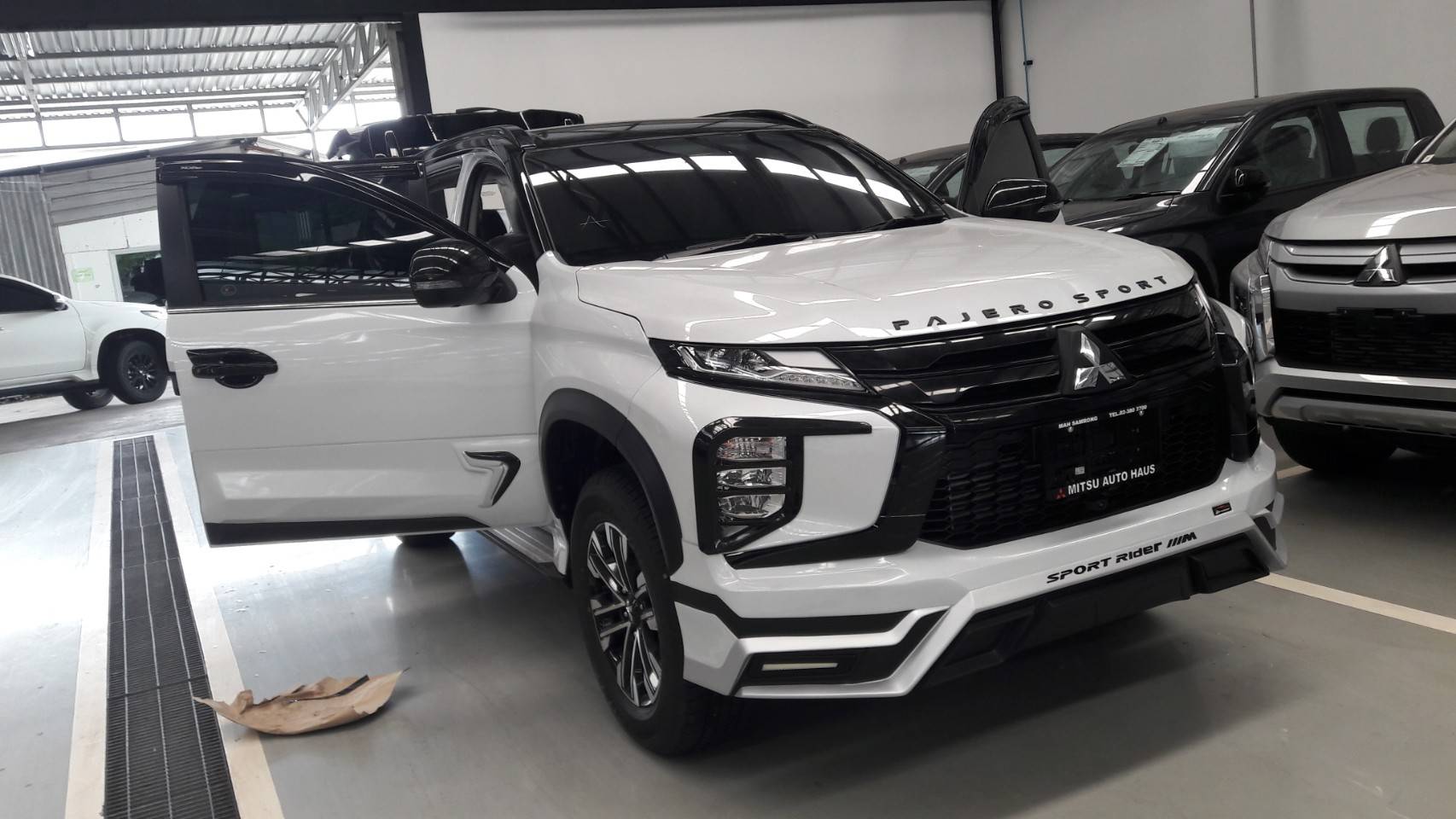 พรมรถยนต์ Mitsubishi Pajerosport 2022 ปูพรม7D สีดำด้ายแดง + ไวนิลดักฝุ่นสีน้ำตาล เต็มคัน