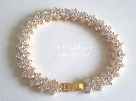 CL005+++สร้อยข้อมือเพชรรอบtriangle+++สวยสุดๆๆ เพชรทั้งเส้น เล่นไฟระยิบระยับ วิ๊งๆๆเลยค่ะ ดีไซน์ก็สุดยอดค่ะ ดูไฮโซมากๆๆ เหมือนจริงสุดๆ