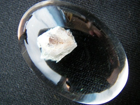 QU0016 QUARTZ แก้วเข้าแก้ว พระธาตุผุดกลางแก้ว เนื้อแก้วใสสะอาด ก้นแก้วกลวงตามรูปพระธาตุ ขนาดเม็ดแก้ว 19.45 x29.10x15.19 mm. นน. 63.79 ct.