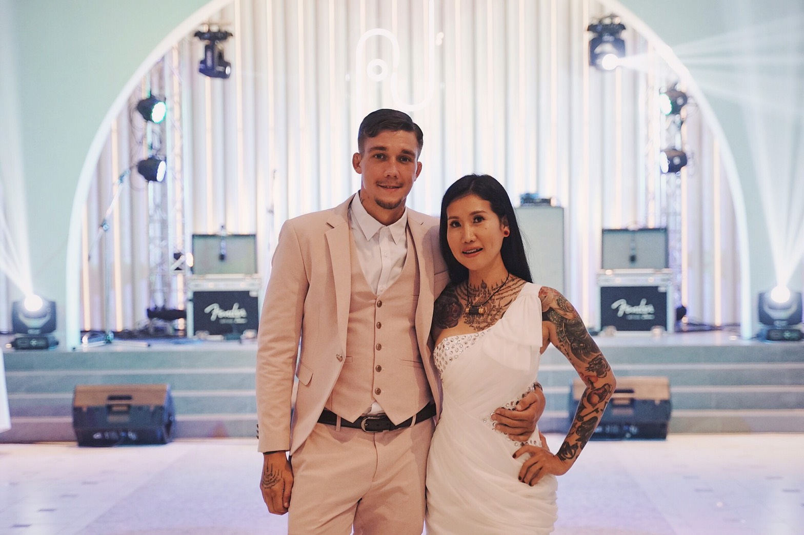 พร้อมเช่า ชุดสูทชาย สีชมพูพาสเทล Pastel Pink ทรงเข้ารูป สไตล์เกาหลี (ไม่มีเสื้อกั๊ก)