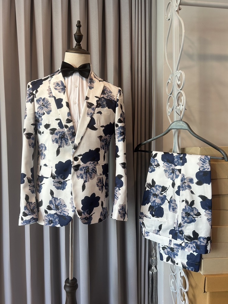 พร้อมเช่า ชุดสูท สูทชาย สีขาว พิมพ์ลายดอกไม้โทนน้ำเงิน แนวแฟนซี (ไม่มีเสื้อกั๊ก)