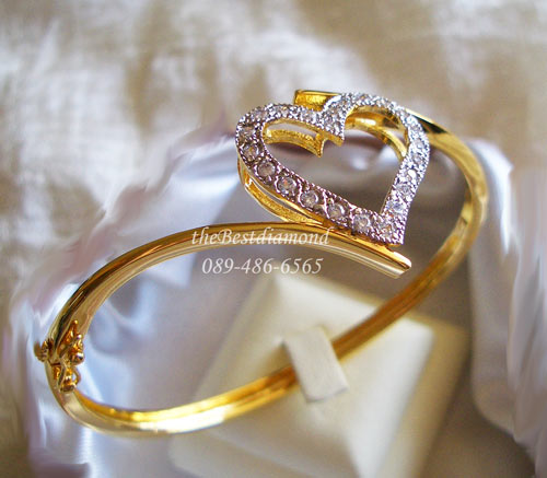 BL009++กำไลเพชร หนีบหัวใจ++กำไลน่ารักๆๆ เป็นหัวใจถูกหนีบ แบบน่ารักสุดๆๆ Modern ทันสมัย ใส่ติดข้อมือได้ไม่เวอร์ ข้อมืออวบๆก็ใส่ได้ เพราะเป็นรูปวงรี