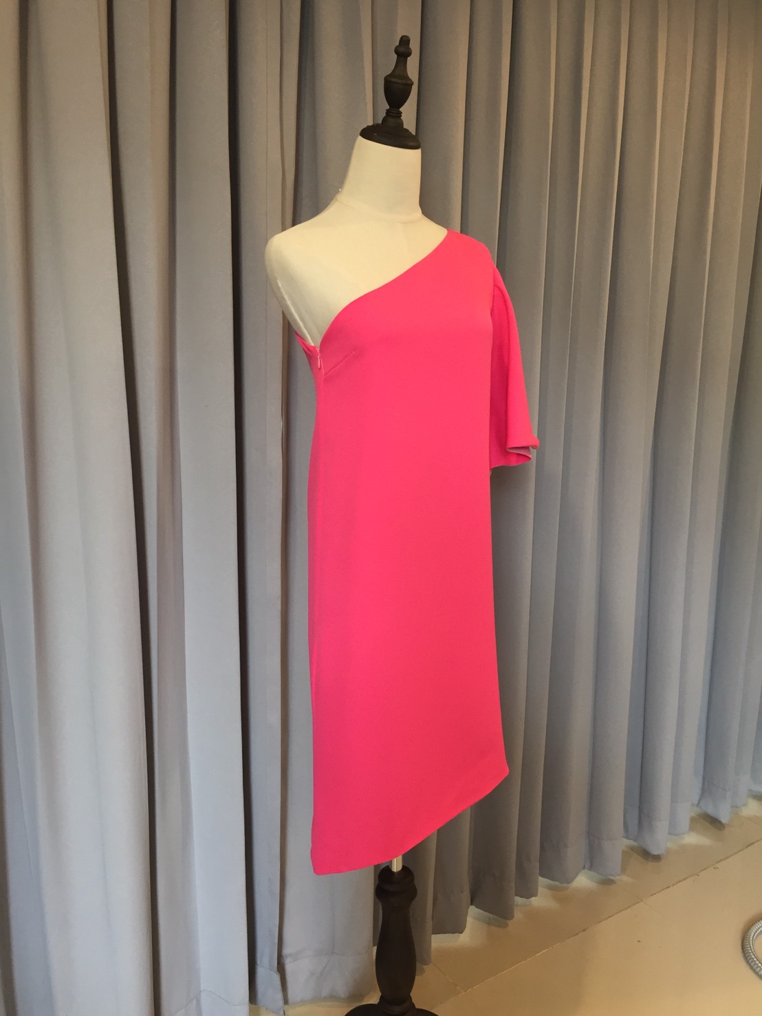 พร้อมส่ง ชุดออกงาน แบบเรียบหรู ปาดไหล่ สีชมพู บานเย็น ใส่ได้ทั้งงานเช้า งานเย็น