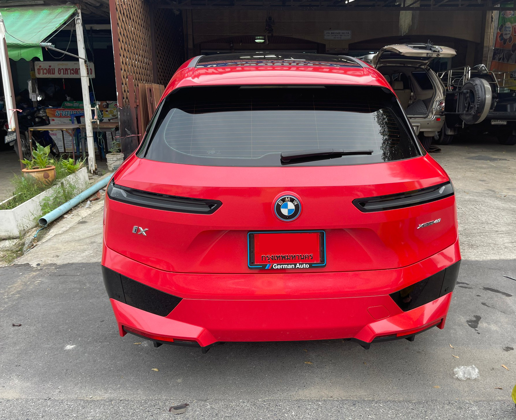 พรมรถยนต์ BMW IX Xdrive40 (บีเอ็มดับเบิลยู ไอเอ็กซ์) ปูพรมVVIP ด้ายคู่ สีดำด้ายแดง เต็มคัน