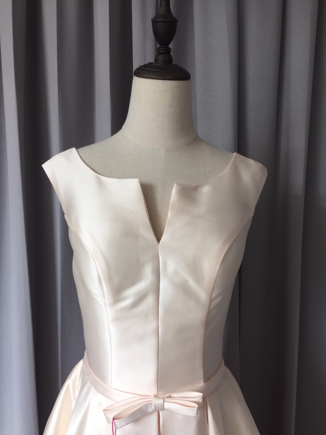 พร้อมส่ง ชุดราตรียาว แบบแขนกุด ผ้าซาตินเรียบหรู แต่งโบว์2ชั้น ช่วงเอว สีครีม Champagne (เชือกผูกหลัง)