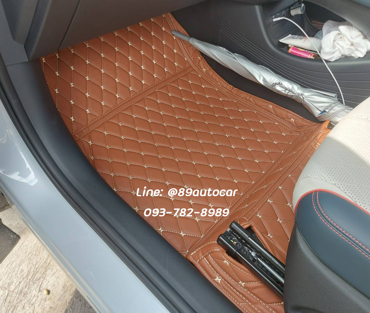 พรมปูพื้นรถยนต์ BYD Atto3 ปูพรมหกดี สีน้ำตาลเข้ม ในห้องโดยสาร