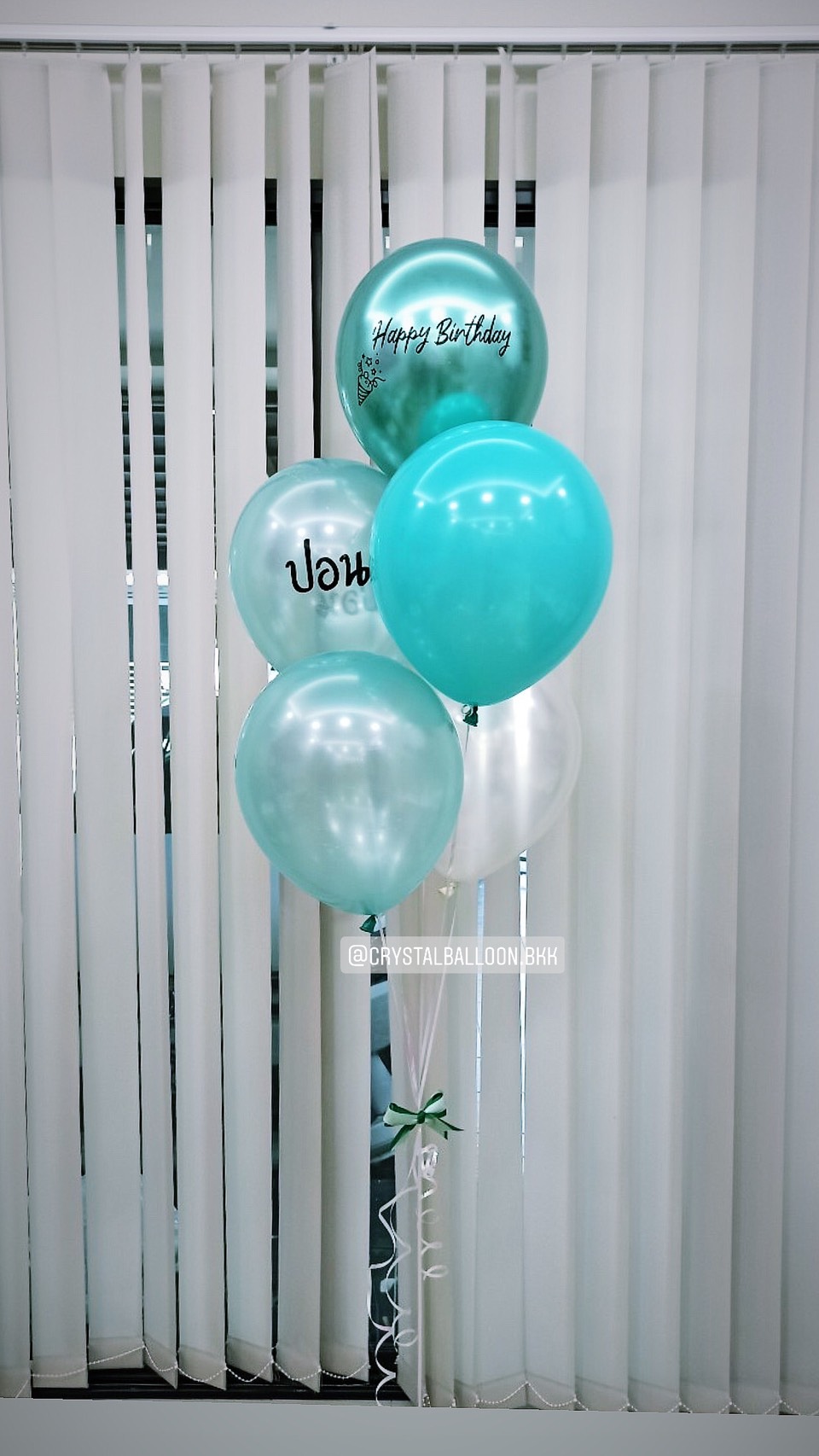 ลูกโป่ง วันเกิด สีเขียว พร้อม ข้อความ HAPPY BIRTHDAY พร้อมชื่อ เจ้าของวันเกิด 1 ช่อ พร้อมตกเเต่ง สามารถเปลี่ยนสีลูกโป่ง/เปลี่ยนชื่อเจ้าของวันเกิดได้