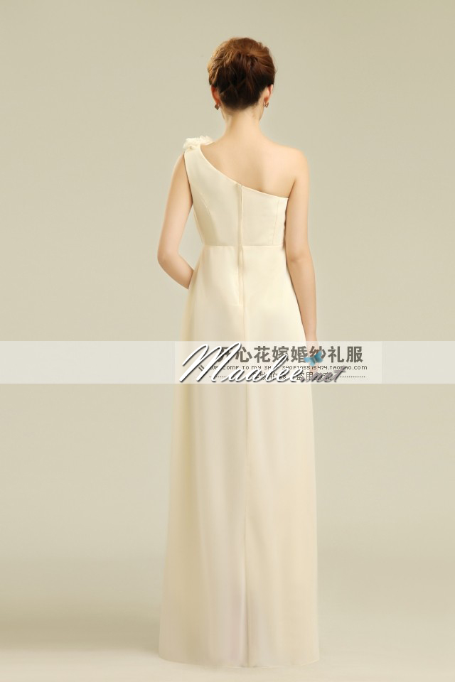 พร้อมเช่า ชุดราตรียาว ไหล่เดียว สีครีม จับเดรปหน้าอก แต่งดอกไม้ตลอดช่วงอกและเอว