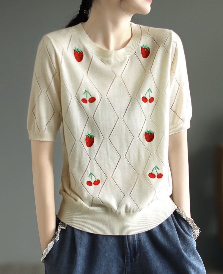 เสื้อยืดไหมพรมบางลายปักสตรอเบอรี่