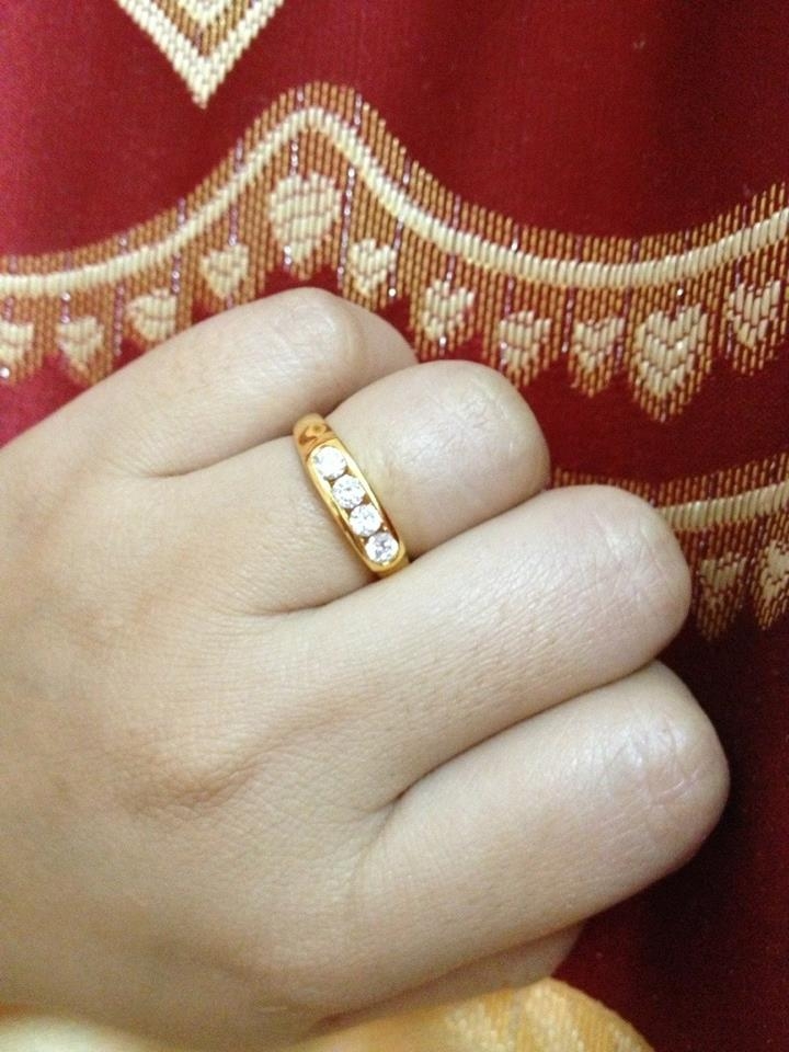 BR963RD+++แหวนล็อค 4 เม็ด+++แหวนแถวงามๆอีกแบบ โชว์เพชรขนาด 12 ตัง จำนวน 4 เม็ด แวววาวมากๆๆ ใส่ติดนิ้วได้ทุกโอกาส แบบนี้ใส่เป็นแหวนคู่ได้เลยค่ะ