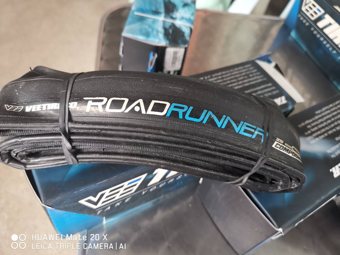 ยางนอกขอบพับ VEE " Road Runner" 700x25C และ 700x23c,120TPI ,270g. ,VRB308 (ตัวโชว์)