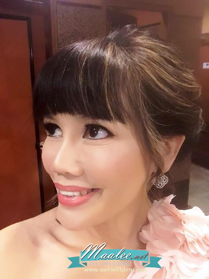 พร้อมเช่า ชุดราตรียาว ไหล่เดียว ผ้าชีฟองคาดเพชรที่เอว แต่งดอกสวย สีชมพูอ่อน