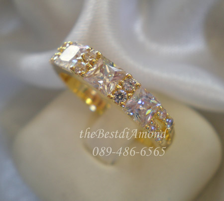 RL008-M+++แหวนสี่เหลี่ยม3เม็ด+++เพชรสี่เหลี่ยมแบบPrincess Cut เล่นไฟสวยมากๆๆๆๆ แบบสวยหรู แพรวพราว ใช้เพชรเม็ดกลมเป็นตัวคั่น ดูดีมากๆๆ