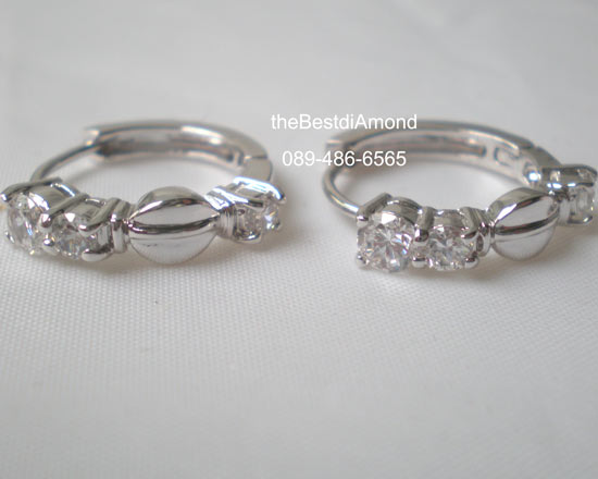 BE908RD++ต่างหูห่วงเพชร 3 เม็ด+++แบบเรียบๆแต่ดูดี ไม่มี out แบบยอดนิยม เพชรแวววาว ไม่เล้กไม่ใหญ่เกินไป