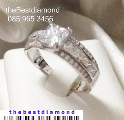 BR235RD+++แหวนเพชรcz สี่เหลี่ยม บ่าข้าง3แถว ดูดี เหมือนออกจากร้านจิว ไฮโซ สุดๆๆ ดูดีมีดีไซน์ เพชรเหลี่ยม Heart&Arrow