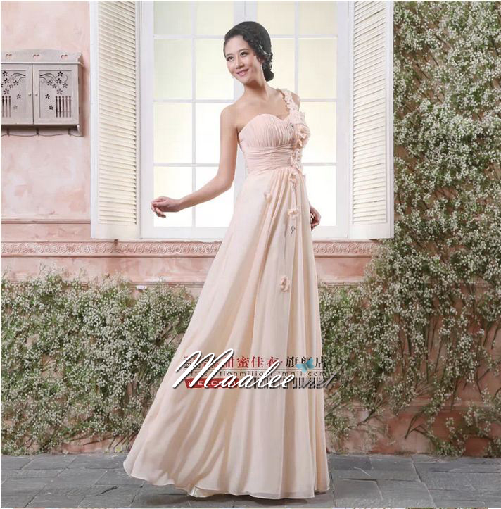 พร้อมส่ง ชุดราตรียาว ไหล่เดียว สีครีม Champagne คอเว้าหัวใจ แต่งช่อดอกไม้สวยยาวจากไหล่ถึงเอว