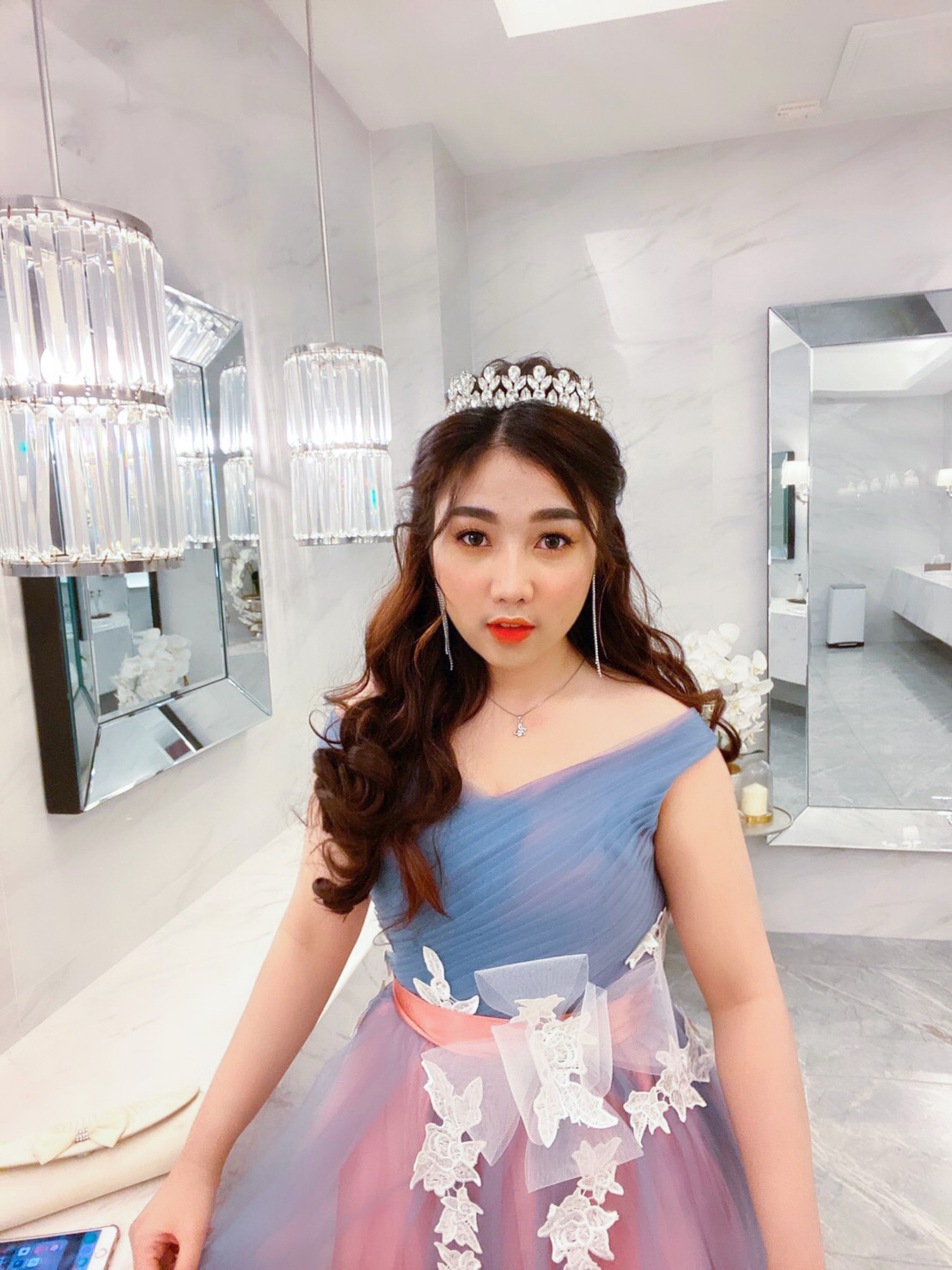 พร้อมเช่า ชุดราตรียาว แบบไหล่ปาด สีเทา-ชมพู Two Tone สไตล์เจ้าหญิง สวยหวานน่ารักมาก เนื้อผ้าตาข่าย แต่งโบว์และลูกไม้ช่วงเอว (เชือกผูกหลัง)