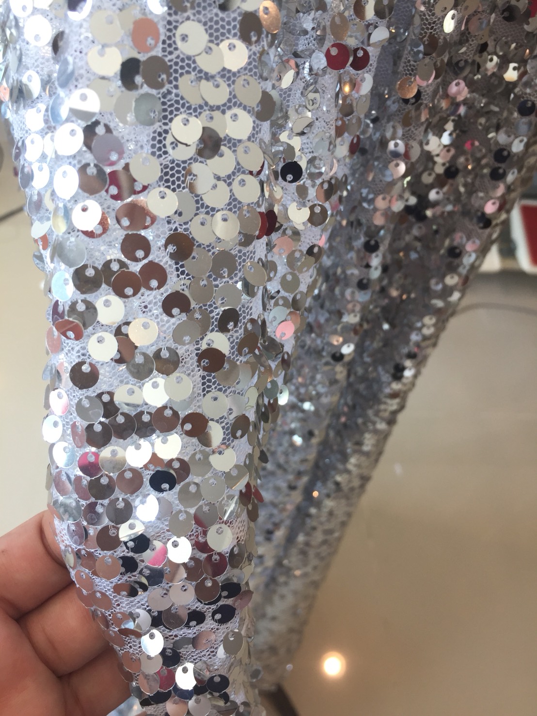 พร้อมเช่า ชุดราตรียาว แขนกุด ปักเลื่อมทั้งชุด มาพร้อมเข็มขัด ใส่ออกงานกลางคืน เด่นมาก สีเงิน