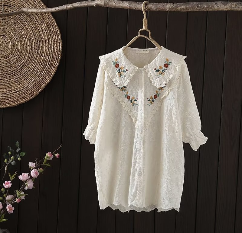 เสื้อคอบัวผ้าลูกไม้ลายปัก