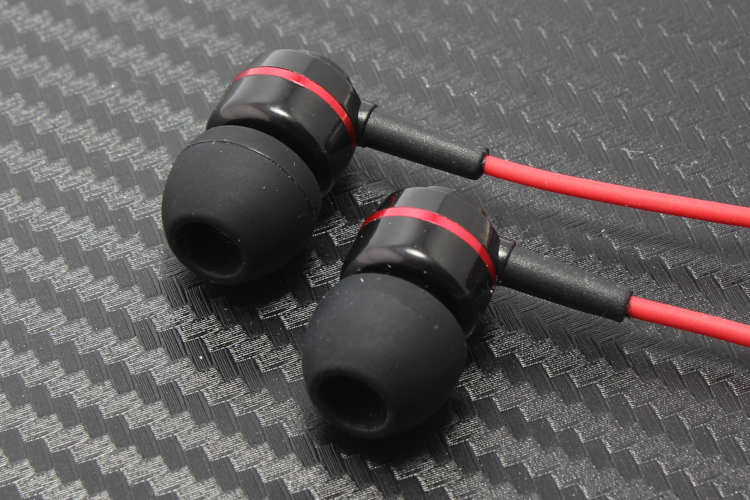 ขาย หูฟัง Soundmagic ES18 สีสันจิ้ดจ้าดถูกใจวัยรุ่น เบสลงลึกหนักหน่วงสะใจ ใส่สบาย น้ำหนักเบา ไม่เจ็บหู หูฟังระดับคุณภาพเยี่ยม !