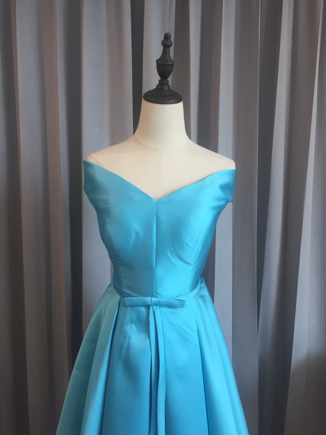 พร้อมส่ง ชุดราตรีสั้น แบบไหล่ปาด อกSweet Heart สไตล์วินเทจผ้าไหมดัชเชส กระโปรงทรงA 5ส่วน แต่งโบว์ ช่วงเอว สีฟ้า (เชือกผูกหลัง)