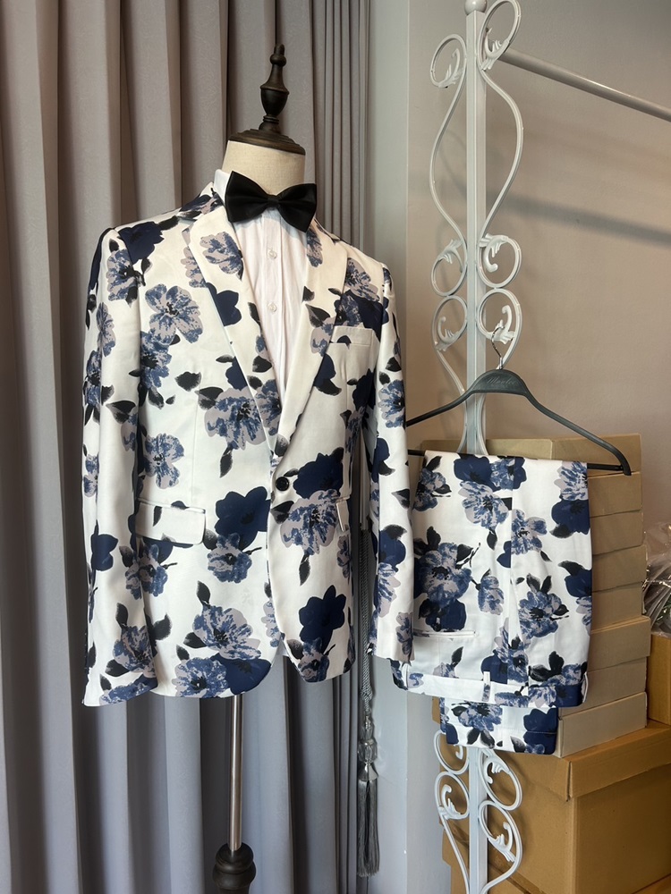 พร้อมเช่า ชุดสูท สูทชาย สีขาว พิมพ์ลายดอกไม้โทนน้ำเงิน แนวแฟนซี (ไม่มีเสื้อกั๊ก)